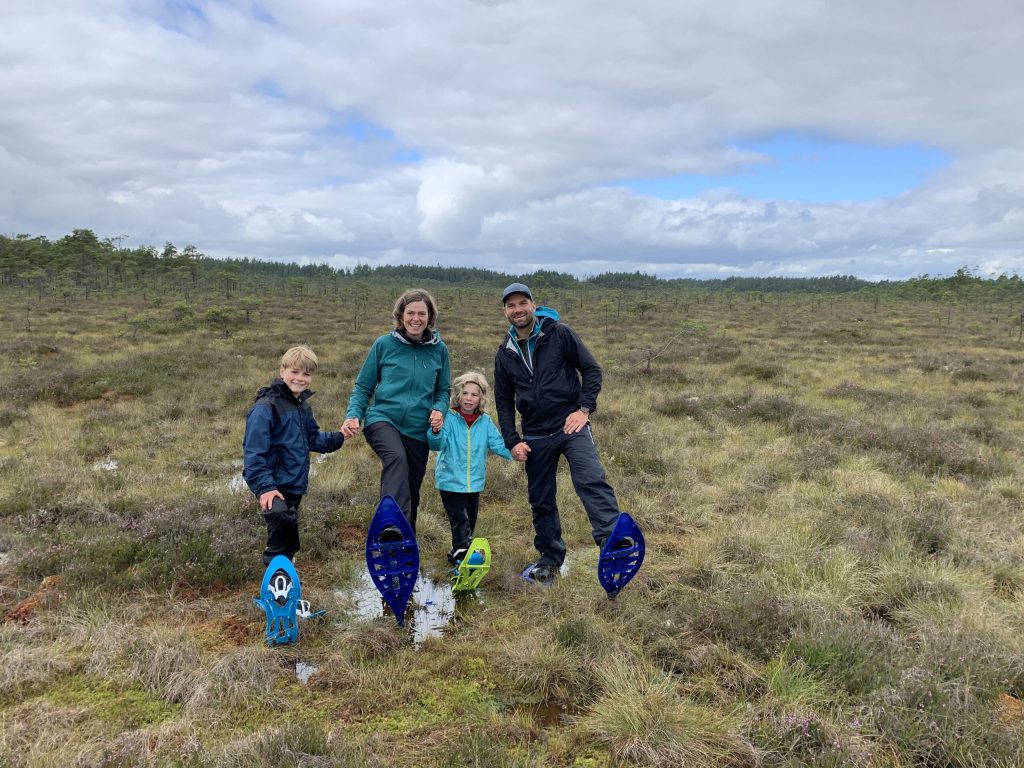 Familie auf dem Hochmoor beim Schwarzen Teich 