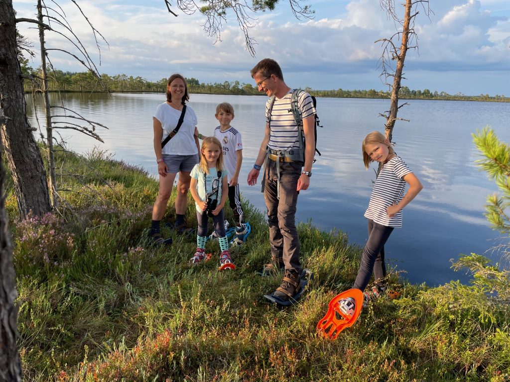 Familie mit Kindern beim Schwarzen Teich